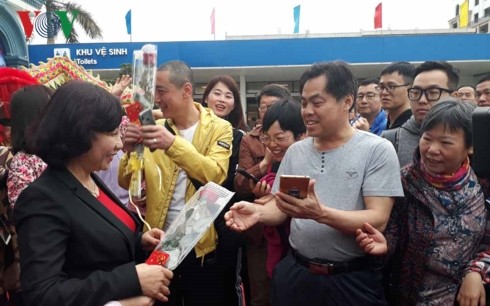 Quang Ninh recibe a los primeros turistas extranjeros en el primer día del nuevo calendario lunar 2019 - ảnh 1