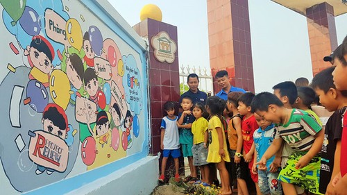 Vietnam consolida la lucha contra explosivos quedados de guerra a través de murales - ảnh 1