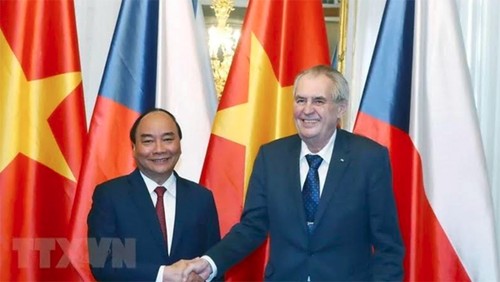 Visita del jefe del Gobierno vietnamita a la República Checa atrae atención pública - ảnh 1