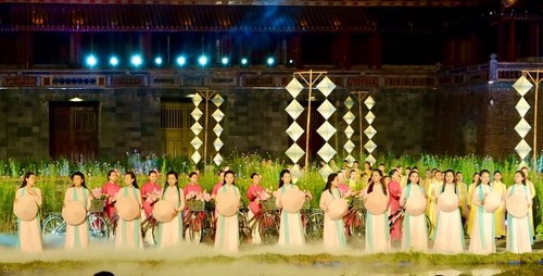 Vietnam promueve imagen de patrimonios a través de trajes tradicionales - ảnh 1