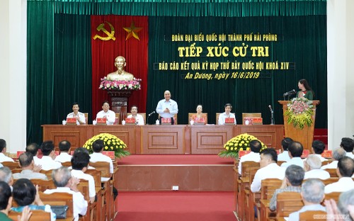 Jefe del Gobierno vietnamita se reúne con electores de Hai Phong  - ảnh 1