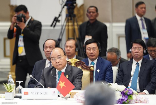 PM Phuc attends plenum of 34th ASEAN Summit - ảnh 1