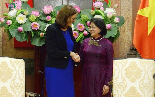 Dirigentes vietnamitas se reúnen con Alta Comisaria de Comercio de la Unión Europea - ảnh 2
