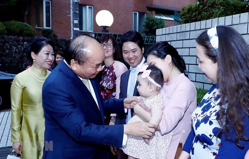 Primer ministro de Vietnam se reúne con compatriotas en Japón - ảnh 1