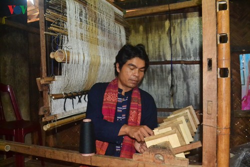 Iniciativas innovadoras permiten restaurar el tradicional brocado vietnamita - ảnh 3