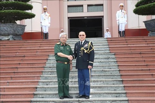 Viceministro de Defensa vietnamita recibe al agregado militar de Estados Unidos - ảnh 1