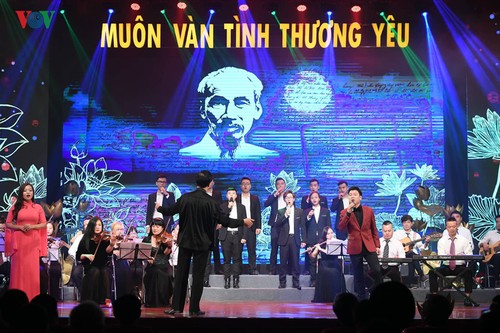 Gala “Inmenso amor” conecta Hanói con Nghe An y Ciudad Ho Chi Minh - ảnh 1