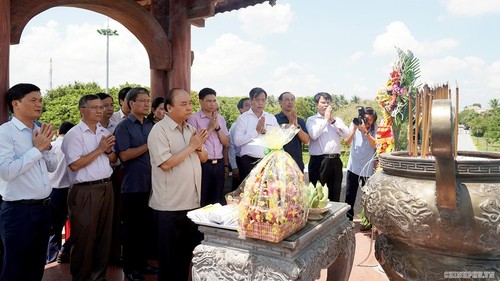 Premier vietnamita homenajea a mártires en Quang Tri - ảnh 1