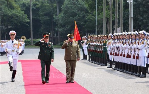 Delegación militar cubana sigue agenda de trabajo en Vietnam - ảnh 1