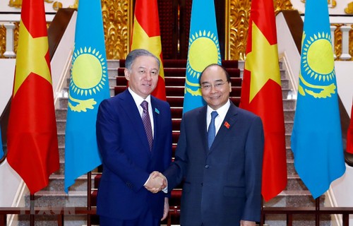 Premier vietnamita se reúne con el titular de la Cámara de Representantes de Kazajistán - ảnh 1