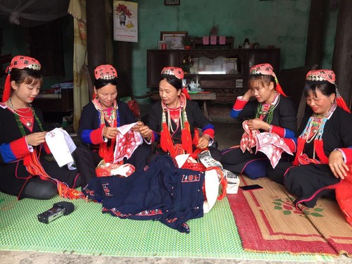 Artesana Destacada enfrascada en preservar cultura de la etnia Dao Thanh Y  - ảnh 2