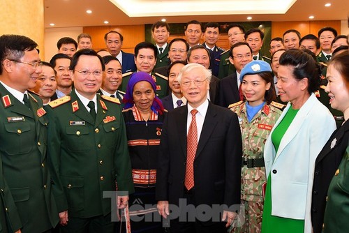 Máximo líder de Vietnam felicita a personas ejemplares en ocasión del Día de la Defensa Nacional  - ảnh 1