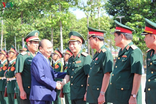 Jefe del Gobierno vietnamita visita a soldados estacionados en zona sureña - ảnh 1
