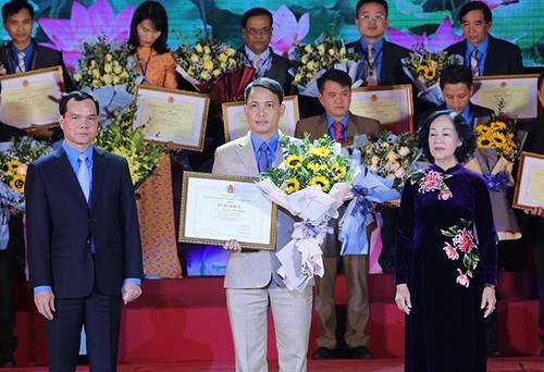 Honran a los líderes sindicales más destacados de las empresas no estatales de Vietnam - ảnh 1