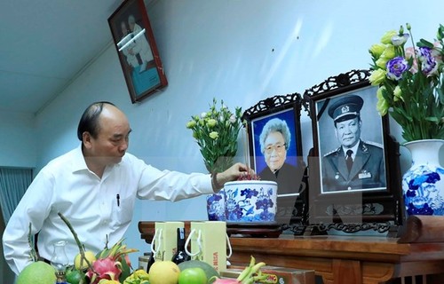 Premier vietnamita rinde homenaje póstumo a altos dirigentes del país - ảnh 1