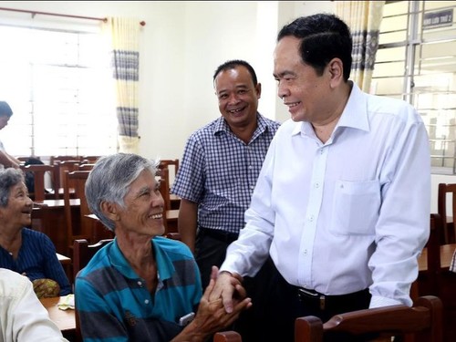 Altos dirigentes de Vietnam siguen con actividades de apoyo a compatriotas necesitados por el Tet 2020 - ảnh 1