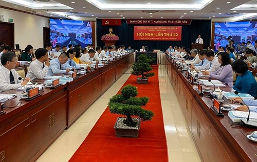 Comité del Partido Comunista de Ciudad Ho Chi Minh aborda tareas de desarrollo socioeconómico de 2020 - ảnh 1