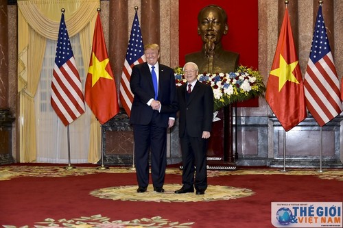 Dirigentes de Vietnam y Estados Unidos se felicitan por 25 años de relaciones diplomáticas - ảnh 1