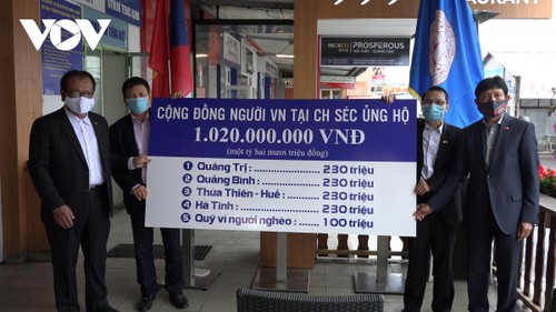 Vietnamitas en el extranjero unen manos para apoyar económicamente a víctimas de inundaciones en el país natal - ảnh 2