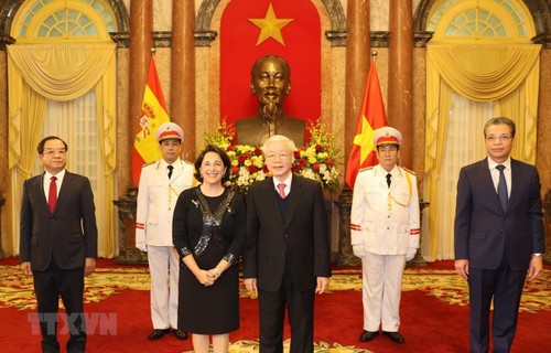 El máximo líder de Vietnam felicita a nuevos embajadores de España, Irán y Filipinas - ảnh 1