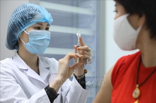 Comienza la segunda inyección de vacuna Nano Covax para 26 voluntarios en Vietnam - ảnh 1