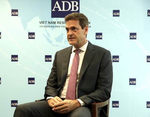 Líder del Banco Asiático de Desarrollo alaba la lucha eficiente de Vietnam al covid-19 para mantener el desarrollo económico - ảnh 1