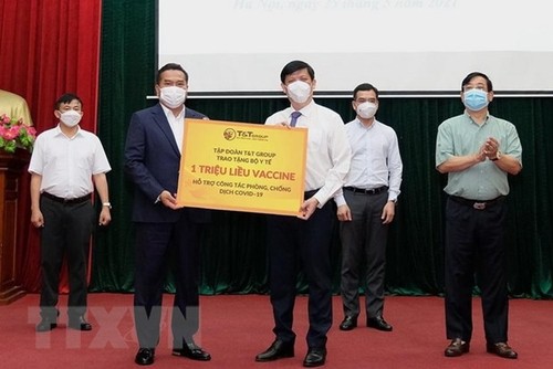 Empresas importantes de Vietnam prestan apoyo económico y vacunas para la lucha contra el covid-19 - ảnh 1