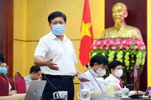Despliegan más recursos humanos y materiales para poner fin a los brotes del covid-19 en Bac Giang y Bac Ninh - ảnh 2