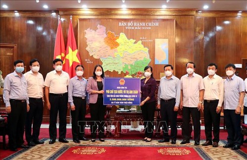 La vicepresidenta de Vietnam visita a trabajadores en zonas epidémicas - ảnh 1