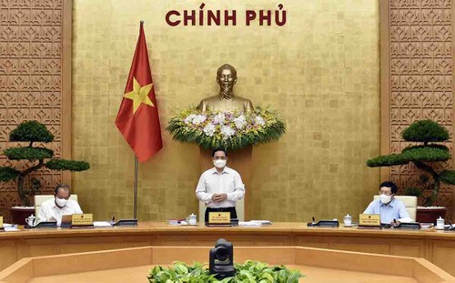 El Gobierno vietnamita aborda medidas frente al covid-19 para mantener el desarrollo socioeconómico - ảnh 1