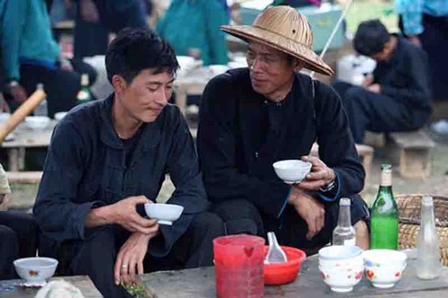 Ha Giang avanza con el modelo de cooperativas y aldeas de artesanía tradicional - ảnh 1