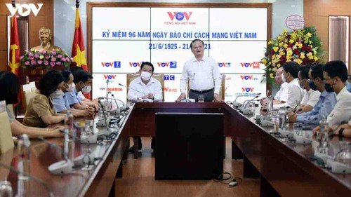 El líder del sector de propaganda y educación visita la Voz de Vietnam - ảnh 1
