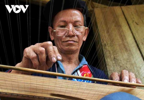 La etnia Dao Rojo preserva la fabricación tradicional de papel en combinación con el tejido de cortinas  - ảnh 1