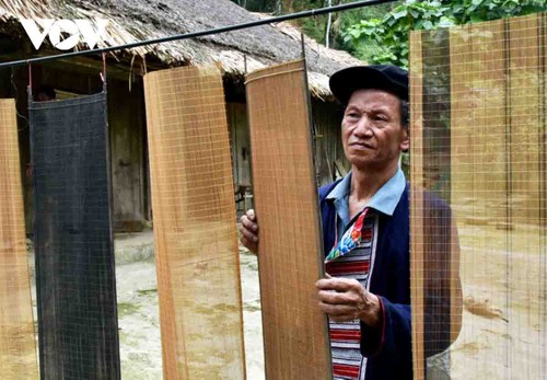 La etnia Dao Rojo preserva la fabricación tradicional de papel en combinación con el tejido de cortinas  - ảnh 2