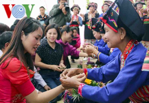 Un hilo a la muñeca, una práctica espiritual de la etnia Thai en el noroeste de Vietnam   - ảnh 1