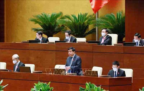 El Parlamento vietnamita analiza el plan financiero para el bienestar social del pueblo - ảnh 1