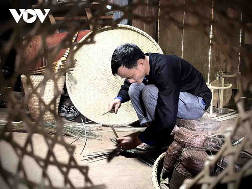 La etnia Mong preserva la cestería tradicional  - ảnh 1