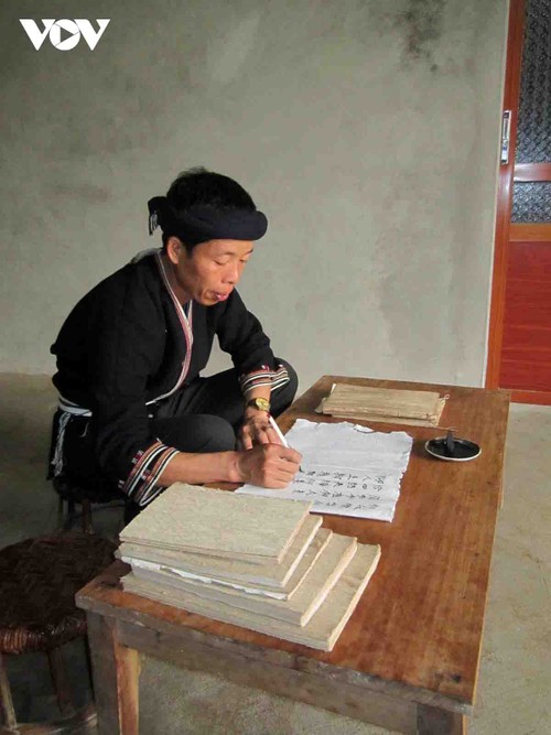 La etnia Dao preserva su escritura gracias a los aportes de un maestro - ảnh 1