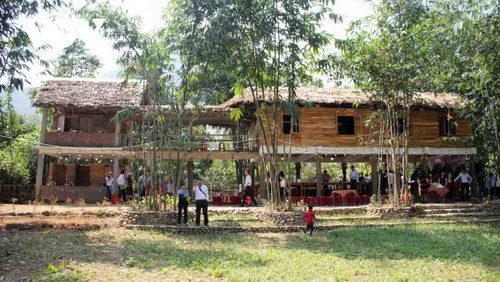 Familias de la etnia Co Tu en Da Nang prospera con el modelo de turismo comunitario - ảnh 1