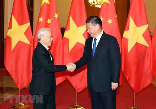 Máximos dirigentes de Vietnam rinden homenaje al 72° aniversario del Día Nacional de la República Popular de China - ảnh 1