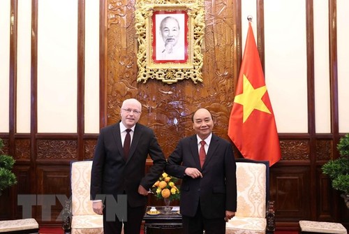 El jefe de Estado de Vietnam recibe a nuevos embajadores - ảnh 2