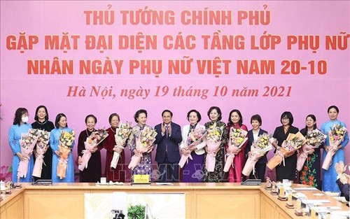 El jefe del Gobierno recibe a representantes de las mujeres vietnamitas con motivo de su Día Nacional   - ảnh 1