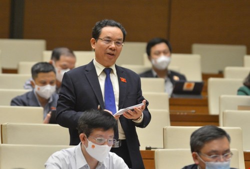 El Parlamento analiza el plan de reestructuración económica de Vietnam para el período 2021-2025 - ảnh 1