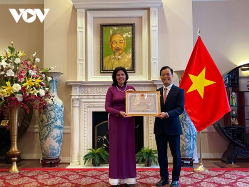 Entrega de la Orden de la Amistad para la ex embajadora cubana en Vietnam    - ảnh 1