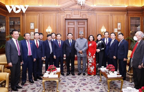 Concluye la visita del líder del Legislativo vietnamita a la India - ảnh 2