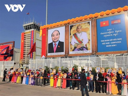 El jefe de Estado llega a Phnom Penh para iniciar su visita de trabajo en Camboya - ảnh 2