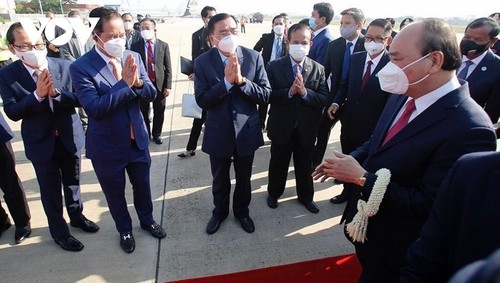 El jefe de Estado llega a Phnom Penh para iniciar su visita de trabajo en Camboya - ảnh 1