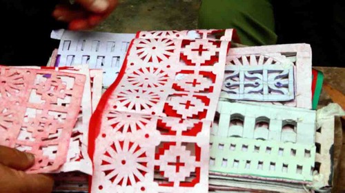 Papeles votivos, quintaesencia de la artesanía tradicional de los Nung Din - ảnh 1