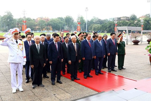 Altos dirigentes de Vietnam visitan el Mausoleo de Ho Chi Minh con motivo de 132 años de su natalicio - ảnh 1
