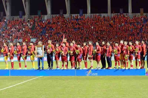 El jefe de Estado felicita el campeonato del fútbol femenino de Vietnam en SEA Games 31 - ảnh 1